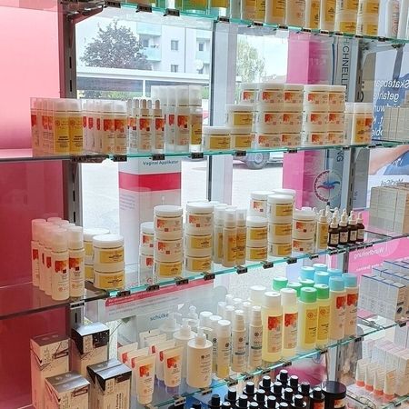 Pflegeprodukte Homöopathische Arzneitropfen stehen im Regal zum Verkauf