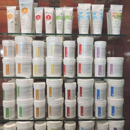 Cremes und weitere Produkte in einem Regal stehen zum Verkauf