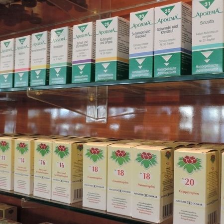 Homöopathische Arzneitropfen stehen im Regal zum Verkauf