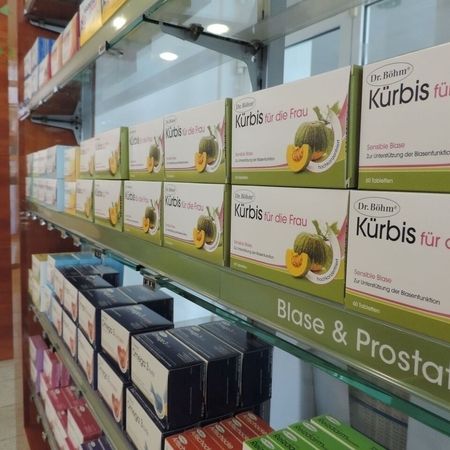 Arzneimittel für Blase und Prostata stehen im Regal zum Verkauf