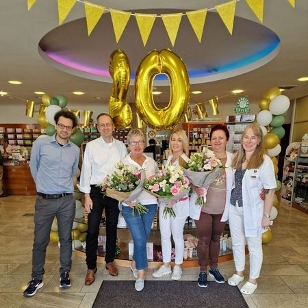 Gruppenfoto auf einer Feier: 20 Jahre Sonnen Apotheke Tulln