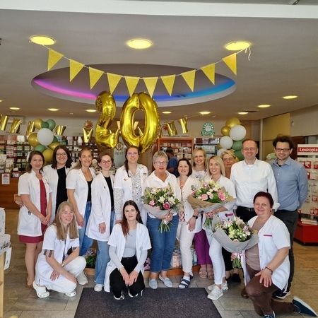 Gruppenfoto auf einer Feier: 20 Jahre Sonnen Apotheke Tulln