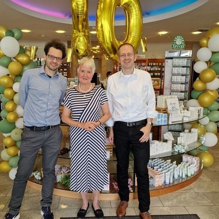 Gruppenfoto auf einer Feier: 20 Jahre Sonnen Apotheke Tulln