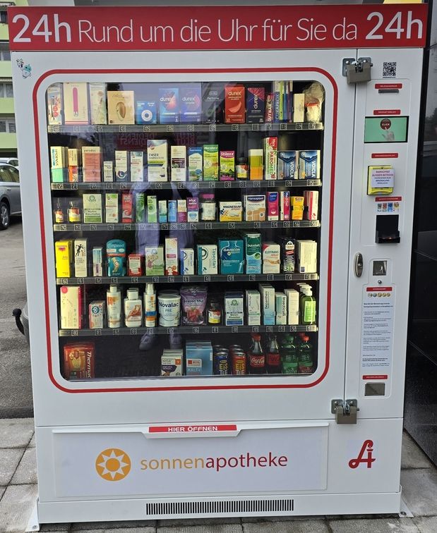 Medybox Verkaufsautomat der Sonnen Apotheke befüllt mit einem Sortiment, das für jede Indikation etwas bereitstellen soll.